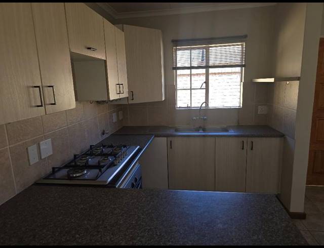 2 BEDROOM TOWNHOUSE FOR SALE IN SINOVILLE